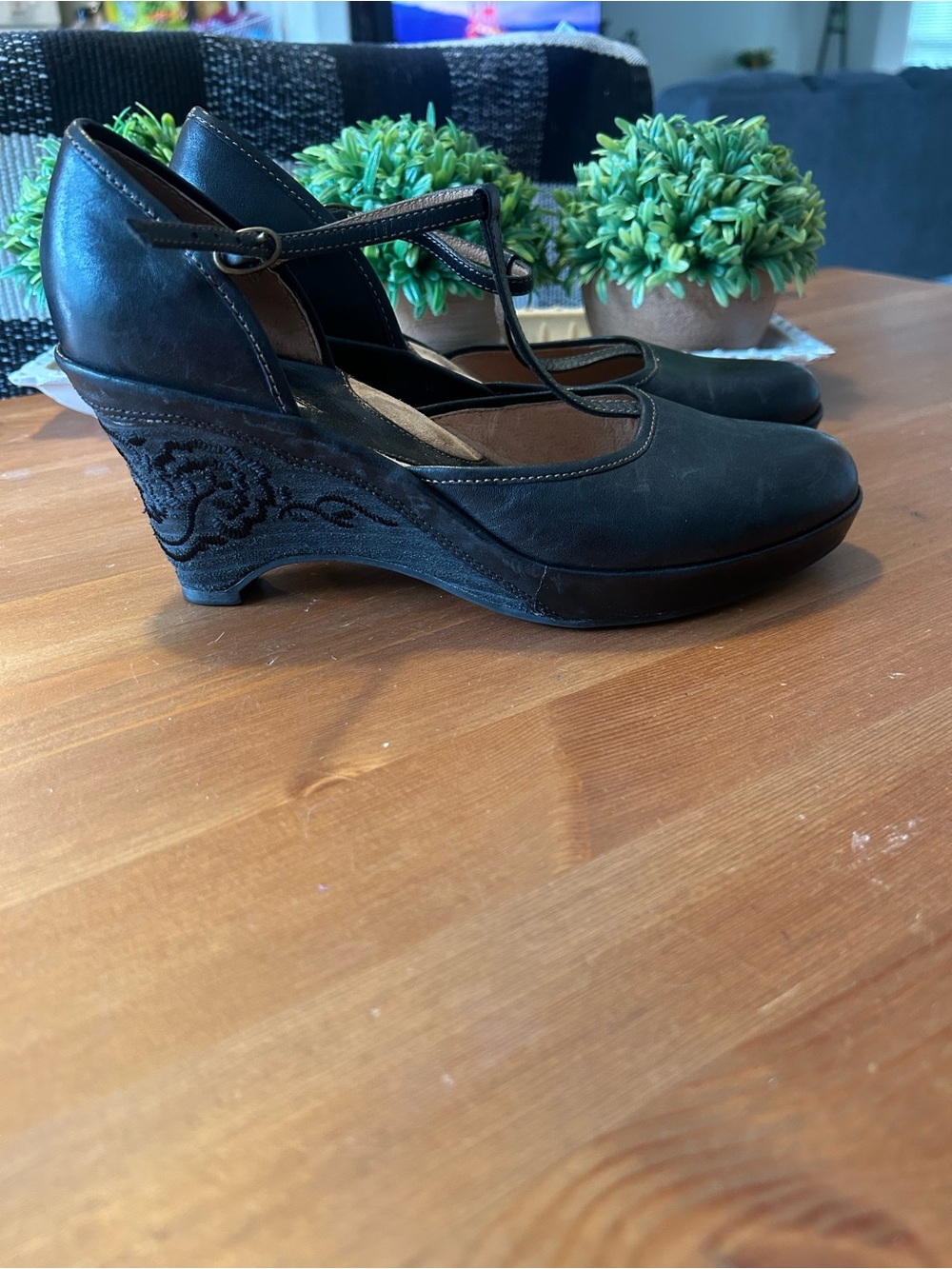 Clark Artisan Black Leather T-Strap Embroidered Wedge Heels Size 8